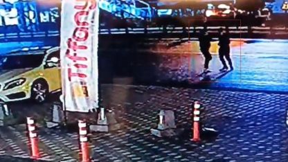 Eşiyle yürüdüğü sırada tanımadığı kişi tarafından bıçaklandı