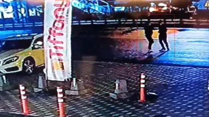 Eşiyle yürüdüğü sırada tanımadığı kişi tarafından bıçaklandı