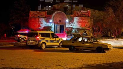 Kavgayı ayırmaya çalışan gece kulübü çalışan bıçaklandı