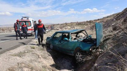 Fiat Tofaş otomobil karşı şeride geçti: 1 yaralı