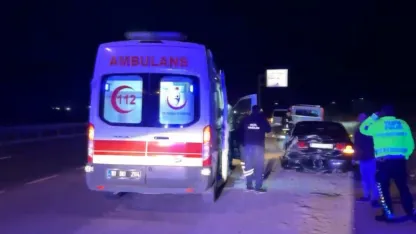 D100’de iki otomobil çarpıştı: 2 yaralı