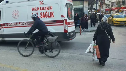 Elektrikli bisiklet, servis aracıyla çarpıştı: 1 yaralı