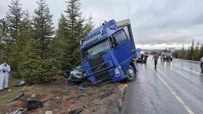 Kontrolden çıkan tır otomobili altına aldı: 1 ölü, 1’i ağır 2 yaralı