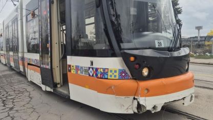 Otomobille tramvay çarpıştı: 2 yaralı