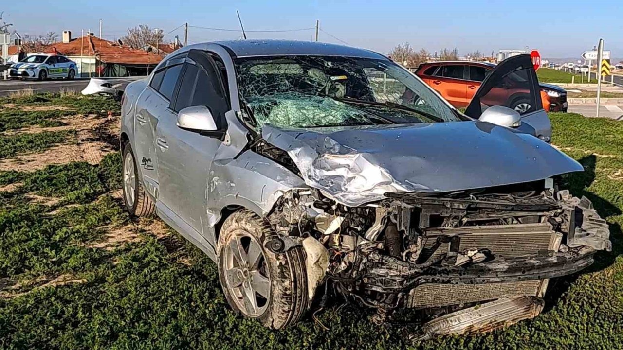 Aksaray’da otomobil tali yoldan çıkan araçla çarpıştı: 2 yaralı