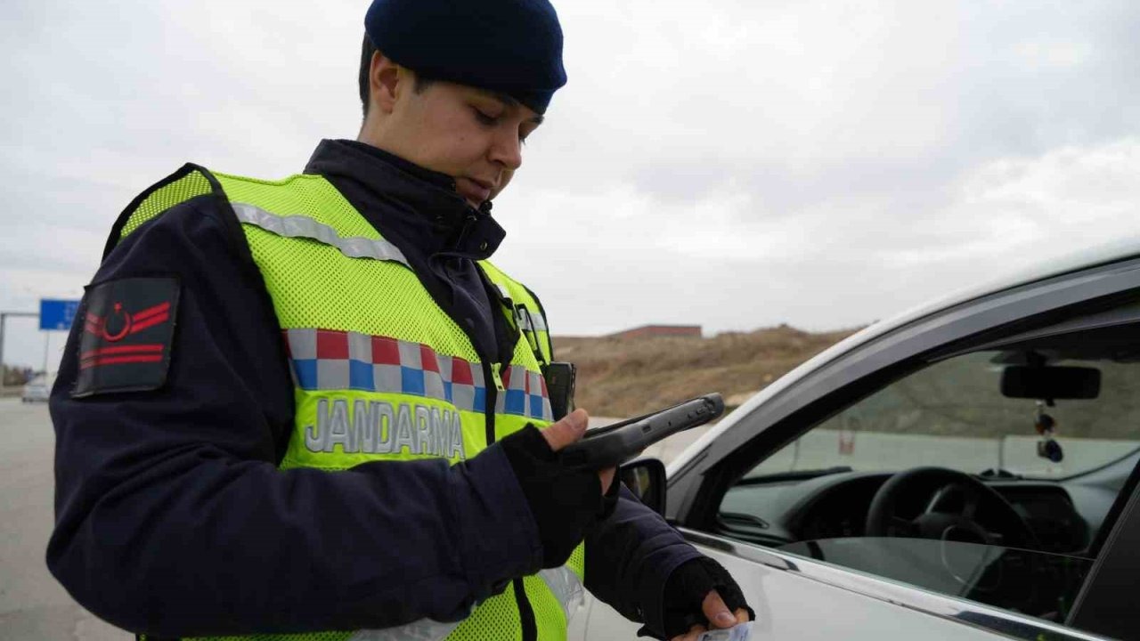 Ara tatil bayramla birleşti, sürücüler erken yola çıktı: 43 ilin geçiş noktasında denetimler artırıldı