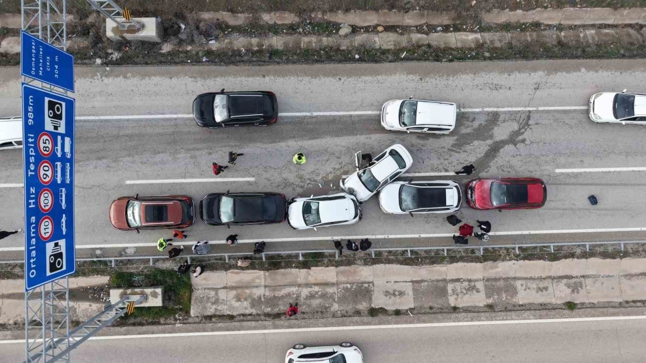 Bayram dönüşü zincirleme kaza: Anne ve iki çocuğu yaralandı