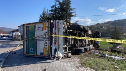 Çay Yüklü Tır Devrildi; 1 yaralı