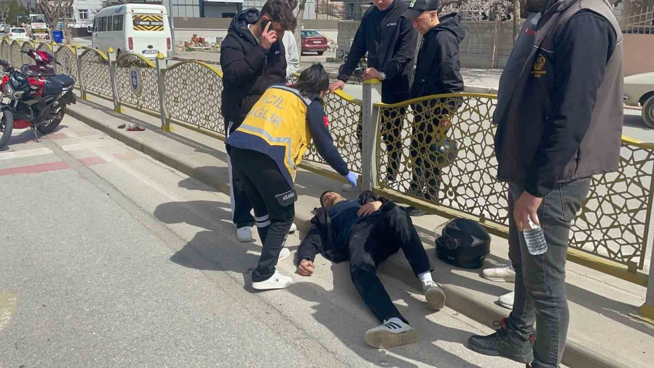 Cipe arkadan çarpan motosikletli genç yaralandı