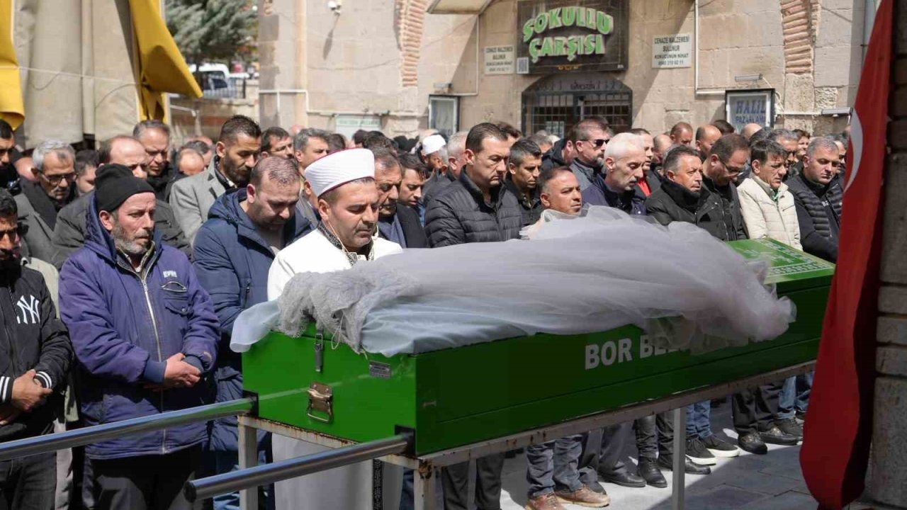 Eşi tarafından bıçaklanan 3 çocuk annesi kadın son yolculuğuna uğurlandı