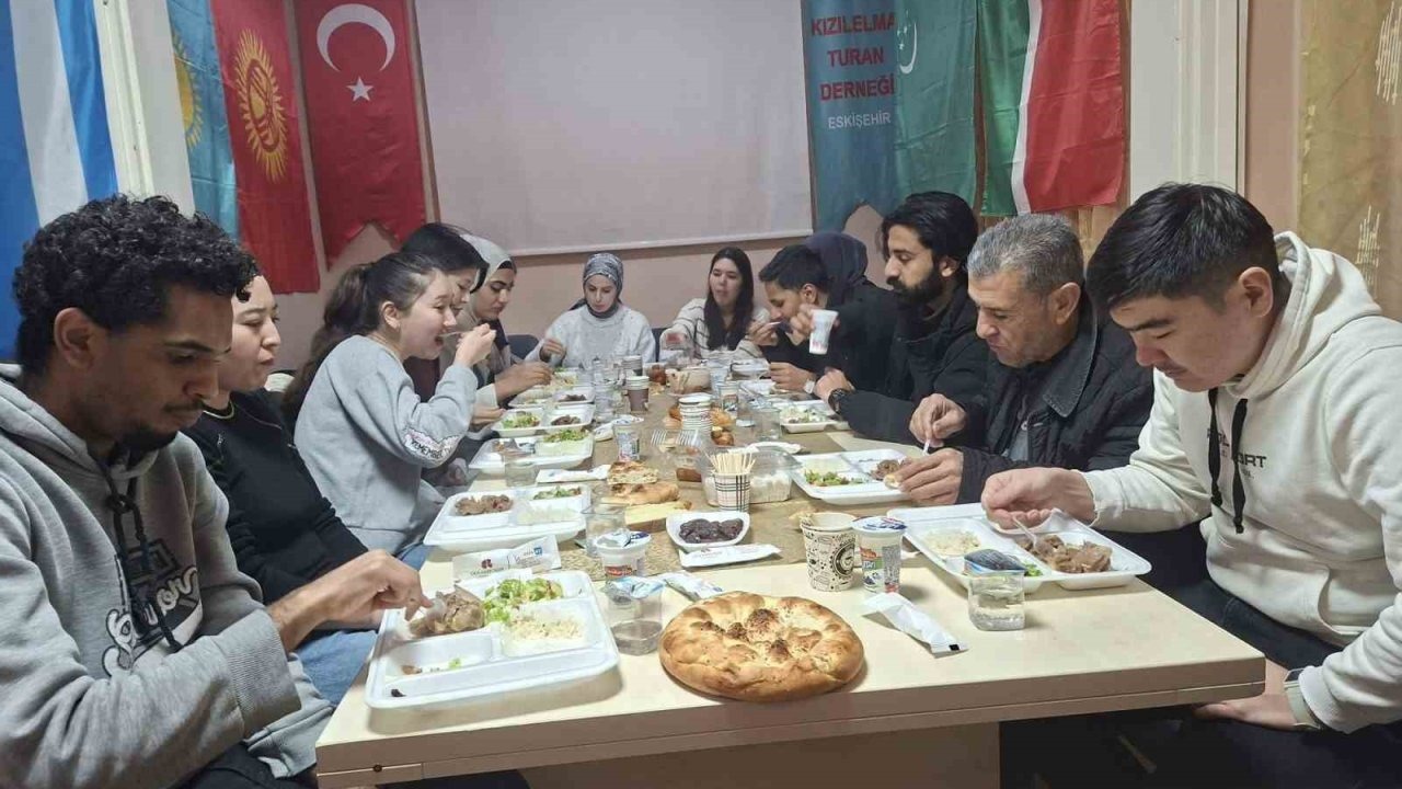Eskişehir’deki üniversitelerde okuyan Türk Dünyası öğrencileri iftar programında buluştu