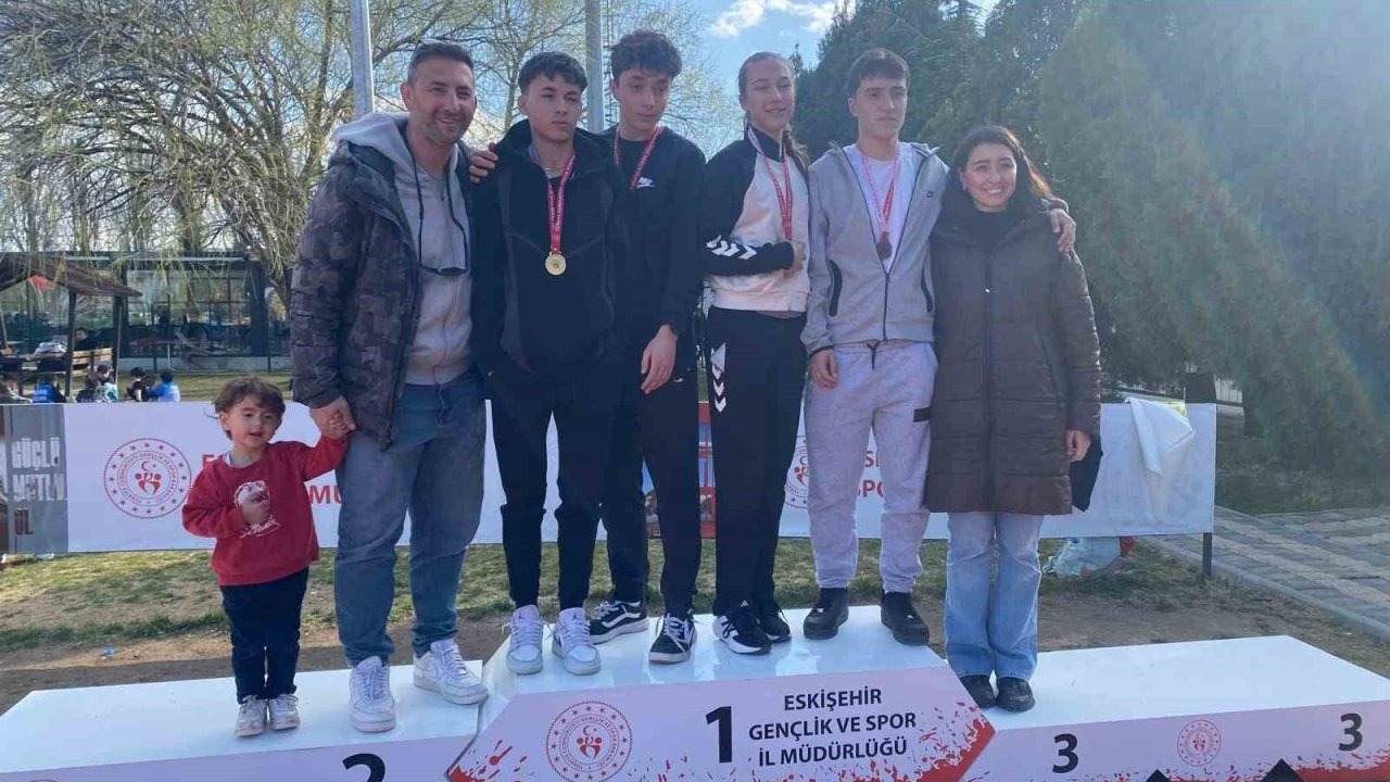 Genç atletler pistte kozlarını paylaştı