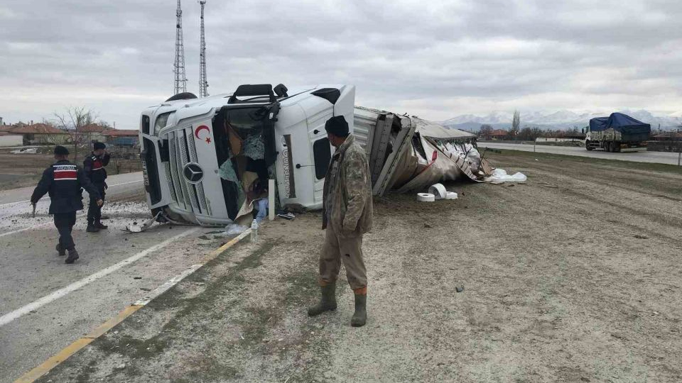 İplik yüklü tır devrildi: 1 yaralı