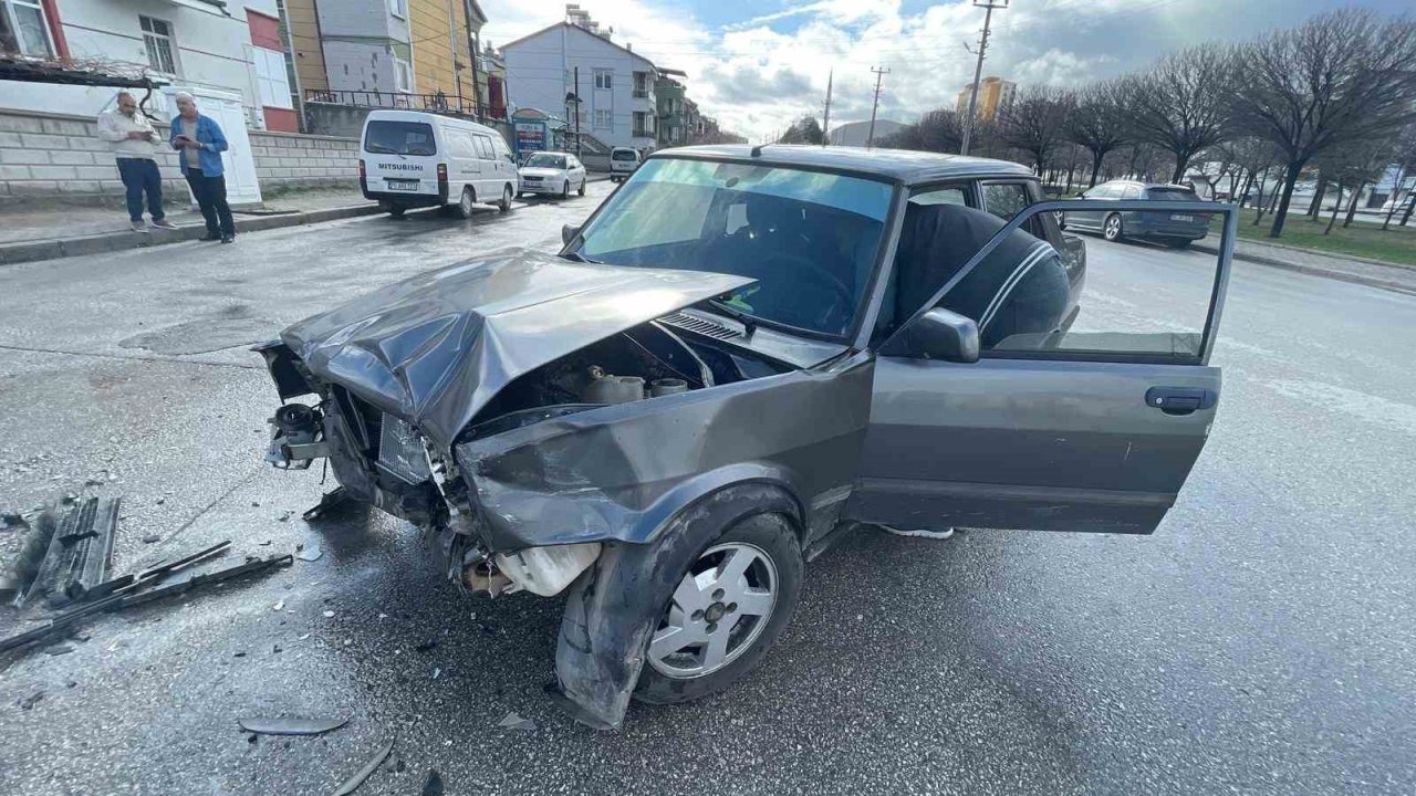 Karaman’da güvenlik kamerasına yansıyan kazada 2 kişi yaralandı