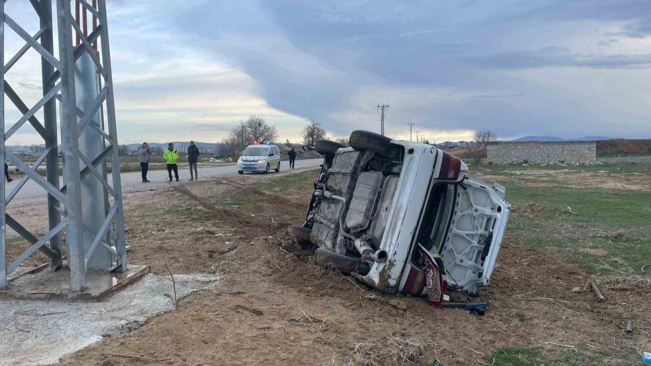 Karaman’da otomobil devrildi: Araçtaki 5 kişi kazayı burnu bile kanamadan atlattı