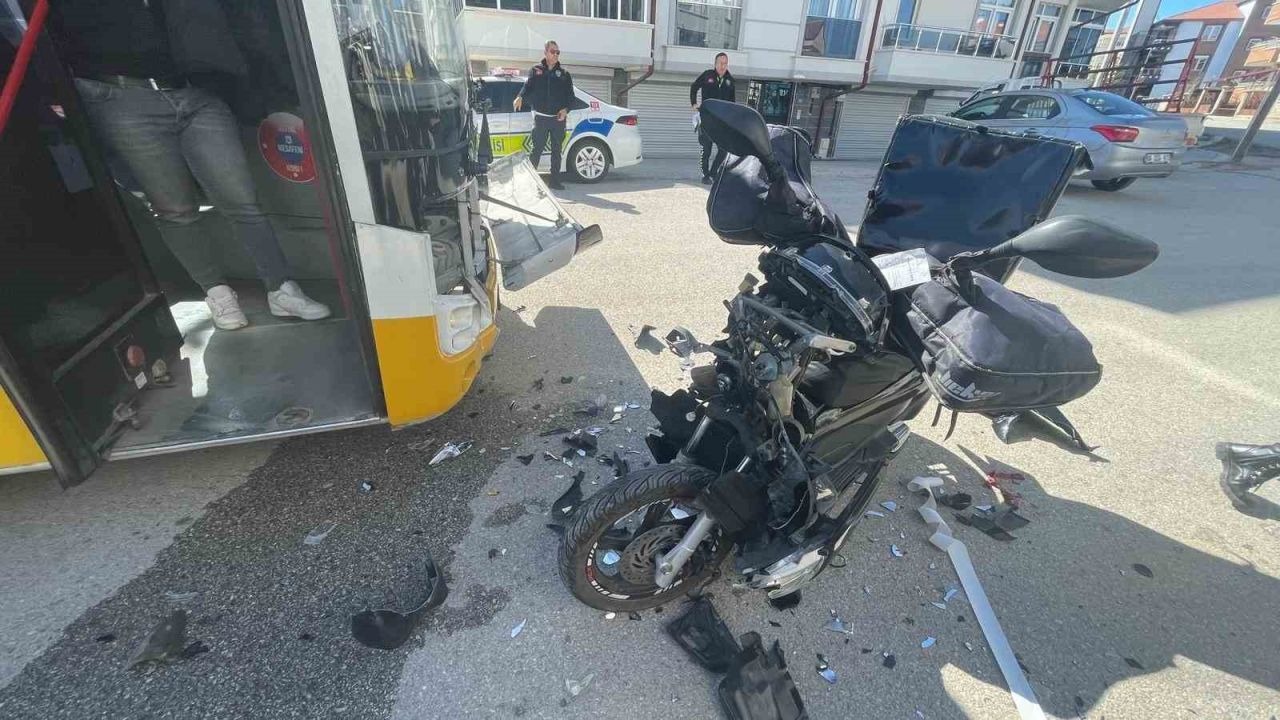 Karaman’da yolcu otobüsüyle motokurye çarpıştı: 1 yaralı