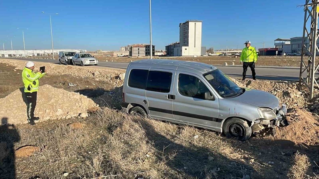 Karaman’da yoldan çıkan hafif ticari aracın sürücüsü yaralandı
