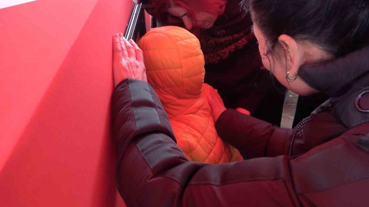 Şehit babaya son dokunuş: Yürek yakan veda