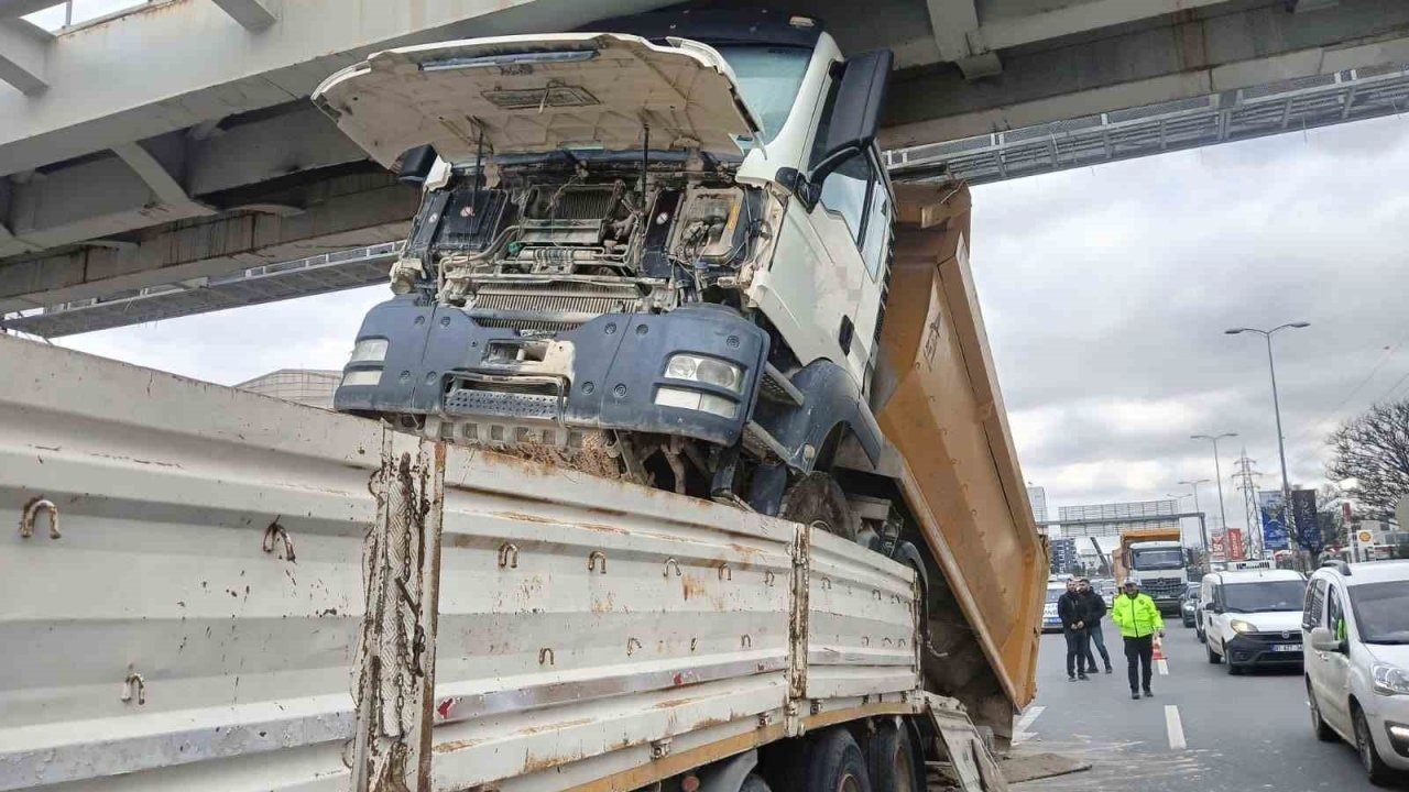 Tıra yüklenmiş hafriyat kamyonu üst geçide çarptı