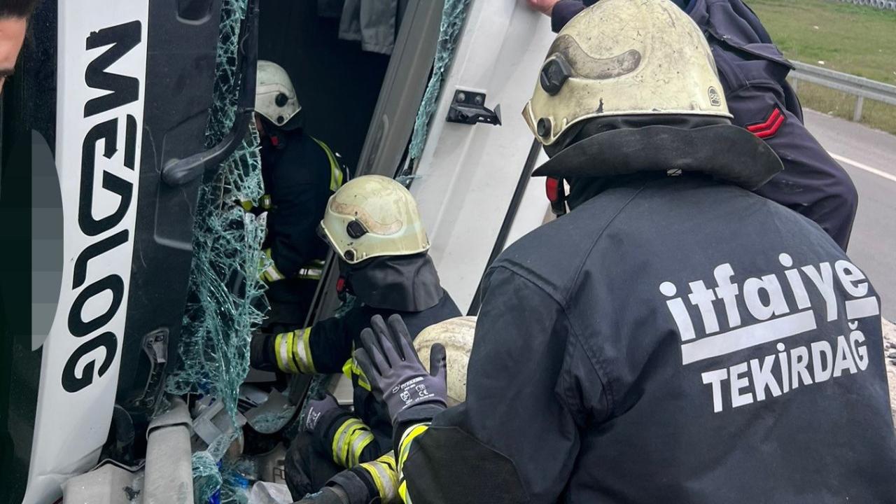 Virajı alamayan tır devrildi