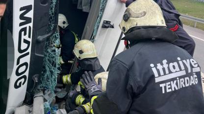 Virajı alamayan tır devrildi