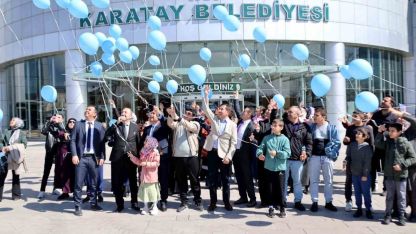 Karatay’da mavi balonlar gökyüzüne bırakıldı