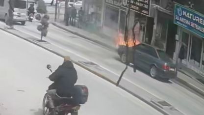 Karaman’da yanan otomobile esnaftan hortumlu müdahale