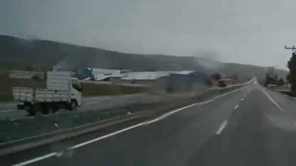 Ters yöne giren kamyonetin tehlikeli yolculuğu kameraya yansıdı