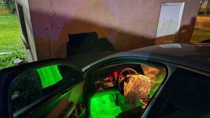 Yağışlı havada kontrolden çıkan otomobil depo duvarına çarptı