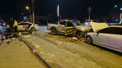 Pikap ile otomobilin çarpıştığı kazada ortalık savaş alanına döndü: 6 yaralı