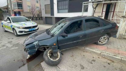 Karaman’da kontrolden çıkan otomobil kaldırıma çıktı