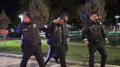 Polisten kaçarken, yola fırlattığı kağıttan uyuşturucu çıktı