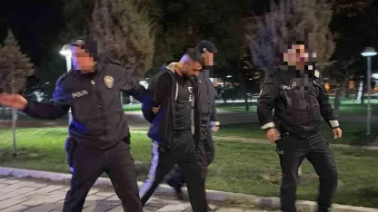 Polisten kaçarken, yola fırlattığı kağıttan uyuşturucu çıktı