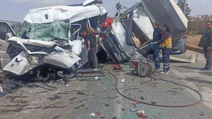 Kamyonetin otomobilin üzerine devrildiği kaza kamerada