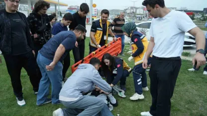 Motosiklete çarpan hafif ticari araç takla attı: Yaralı sürücünün yardımına vatandaşlar koştu