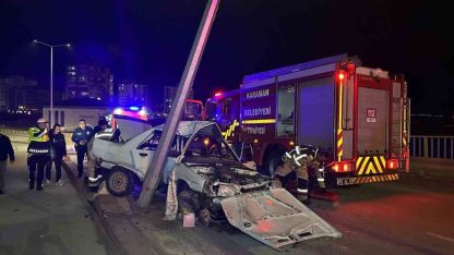 Otomobil aydınlatma direğine çarptı: 1’i ağır, 2 yaralı