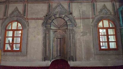 Sosyal medyada gündeme gelmişti, tarihi mihrabına çakılan floresan lamba söküldü