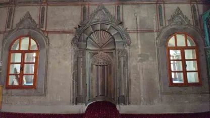 Sosyal medyada gündeme gelmişti, tarihi mihrabına çakılan floresan lamba söküldü