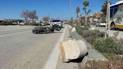 Otomobille çarpışan motosiklet karşı şeride sürüklendi: 1 yaralı