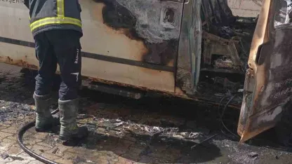 Nevşehir’de park halindeki minibüs alev alev yandı