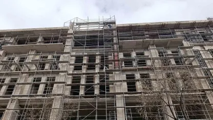 Kırşehir’de 3 işçi maaşlarını alamadıkları iddiasıyla inşaata çıktı