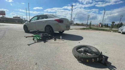 Otomobille çarpışan elektrikli bisiklet ikiye bölündü: 1 yaralı