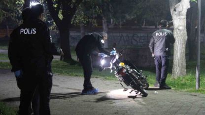 Parkta iki grup tabanca ve bıçakla birbirine girdi: 2 yaralı