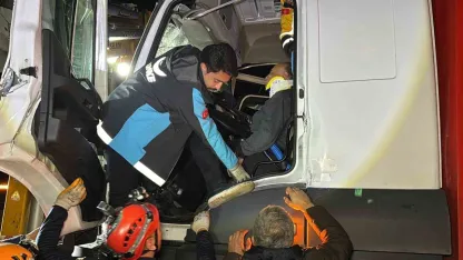 Kamyon tıra çarptı, sürücü kabinde sıkıştı: Ekipler zamanla yarıştı