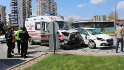 Hasta taşıyan ambulansla otomobil çarpıştı: 2 yaralı