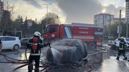 Alev alan elektrikli otomobil yangın battaniyesiyle söndürüldü