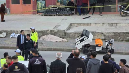 Kazada kafasını kaldırıma çarpan yaşlı adam hayatını kaybetti