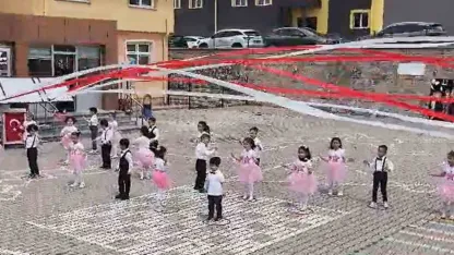 Öğretmenin üzerine tabela düştü