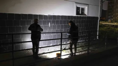 Arkadaşının evinde pencereden düşen üniversiteli kız ağır yaralandı