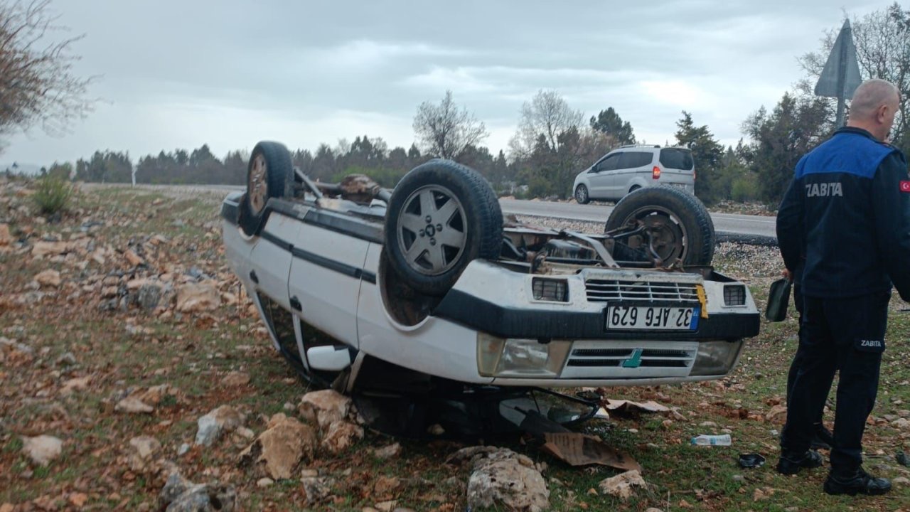 Araziye devrilen otomobilden yara almadan çıktılar
